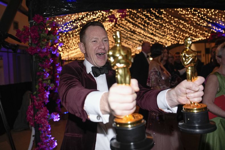 James Price, ganador del premio a mejor diseño de producción por Poor Things en el Baile de los Gobernadores tras los Oscar el domingo 10 de marzo de 2024, en el Teatro Dolby en Los Angeles. (Foto AP/John Locher)