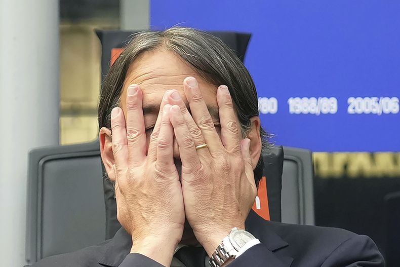 El técnico del Inter Simone Inzaghi reacciona durante el partido contra la Roma, el domingo 27 de abril de 2025, en Milán. (Spada/LaPresse vía AP)