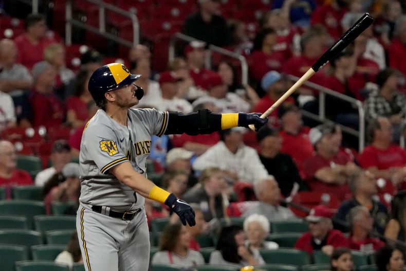 Josh Donaldson, de los Cerveceros de Milwaukee, conecta un jonrón de tres carreras en el juego ante los Cardenales de San Luis, el miércoles 20 de septiembre de 2023 (AP foto/Jeff Roberson)