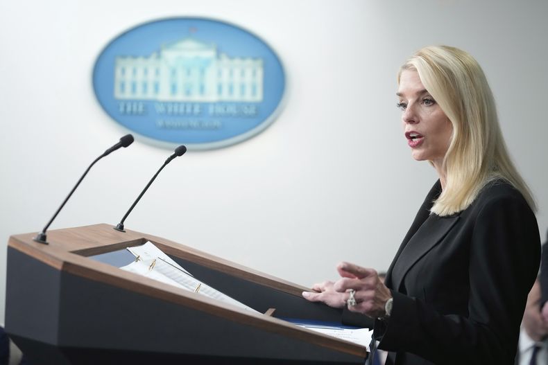 La secretaria de Justicia de EEUU, Pam Bondi, habla con los periodistas durante una sesión informativa con el presidente Donald Trump en la sala de conferencias de prensa James Brady en la Casa Blanca, el lunes 11 de agosto de 2025, en Washington. (AP Foto/Mark Schiefelbein)