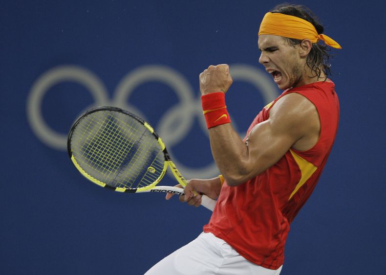 En esta imagen de archivo, el tenista español Rafael Nadal reacciona tras ganar un punto contra el chileno Fernando González en la final del torneo de tenis de los Juegos Olímpicos de Beijing, en Beijing, el 17 de agosto de 2008. (AP Foto/Elise Amendola, archivo)