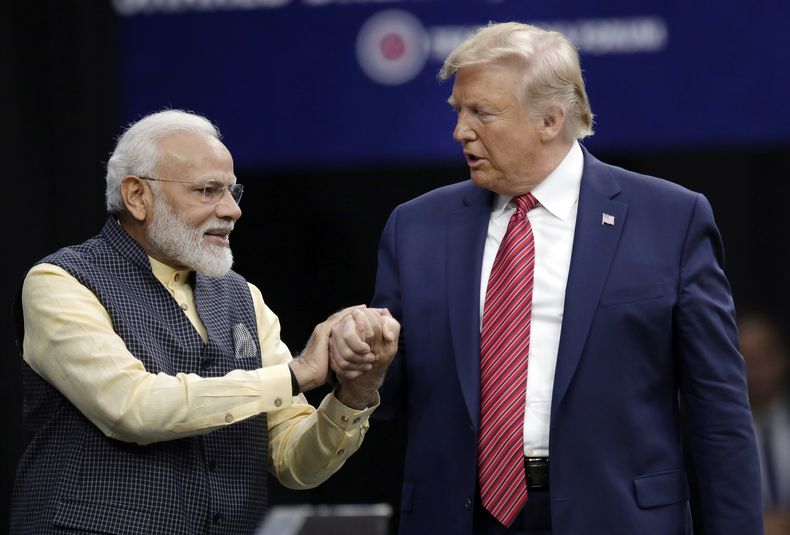 ARCHIVO - El primer ministro indio Narendra Modi, izquierda, y el presidente estadounidense Donald Trump se saludan tras ser anunciados durante el evento Howdi Modi, el 22 de septiembre de 2019, en el NRG Stadium de Houston. (AP Doto/Michael Wyke, archivo)