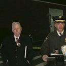 En esta imagen tomada de un video publicado por la policía de Nueva York, el jefe de patrulla Philip Rivera, en el centro, habla con los medios durante una conferencia de prensa en Nueva York, la madrugada del jueves 2 de enero de 2025, al día siguiente de un tiroteo ante un club nocturno en Queens. (NYPD via AP)