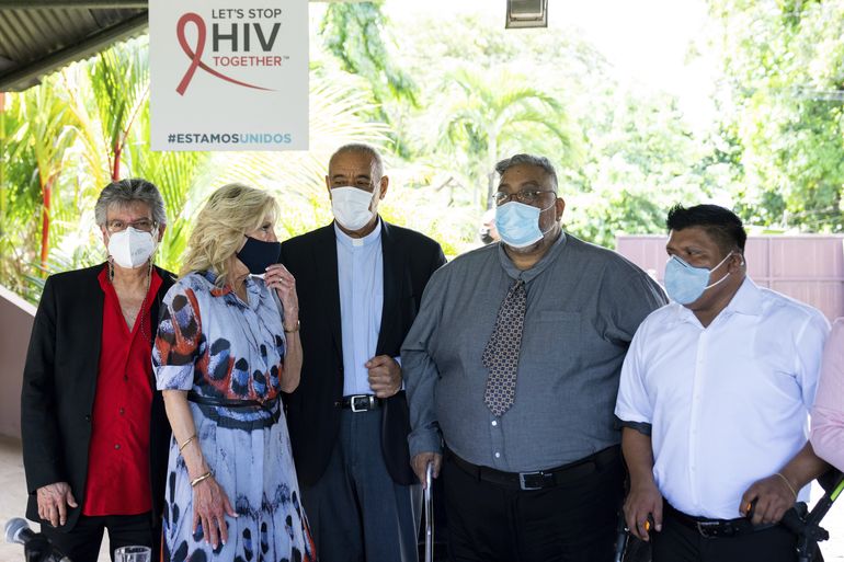 Jill Biden visita albergue de personas con VIH en Panamá