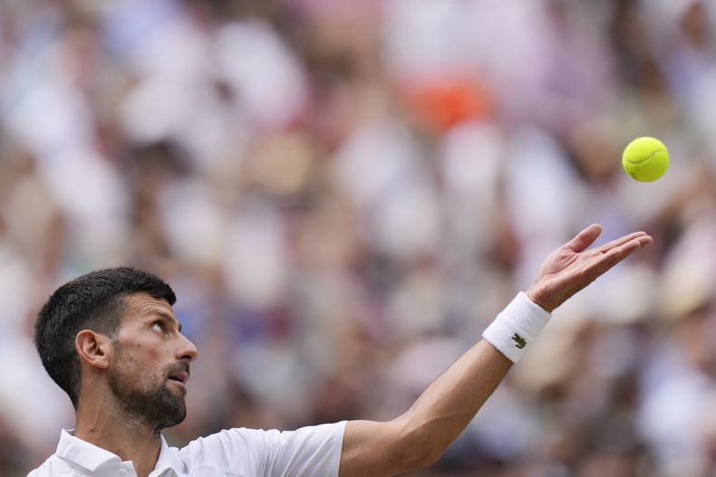 El serbio Novak Djokovic saca ante el español Carlos Alcaraz durante la final de Wimbledon, el domingo 14 de julio de 2024. (AP Foto/Alberto Pezzali)