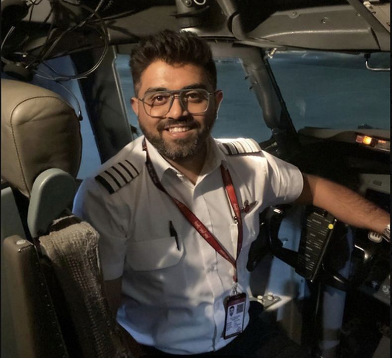 En esta imagen sin fecha, publicada en los perfiles del Ministerio de Exteriores de Israel en redes sociales, el capitán indio Smit Machchhar, en la cabina de un avión en un lugar no revelado. Machchhar estaba a los mandos del avión de FlyDubai que se tuvo que desviar a Tabuk, Arabia Saudí, para un aterrizaje de emergencia el 30, de septiembre de 2026. (Ministerio de Exteriores de Israel vía AP)