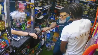 video: preso y acusado de asesinato: bodeguero de manhattan apunala 5 veces a un hombre que le exigia disculparse