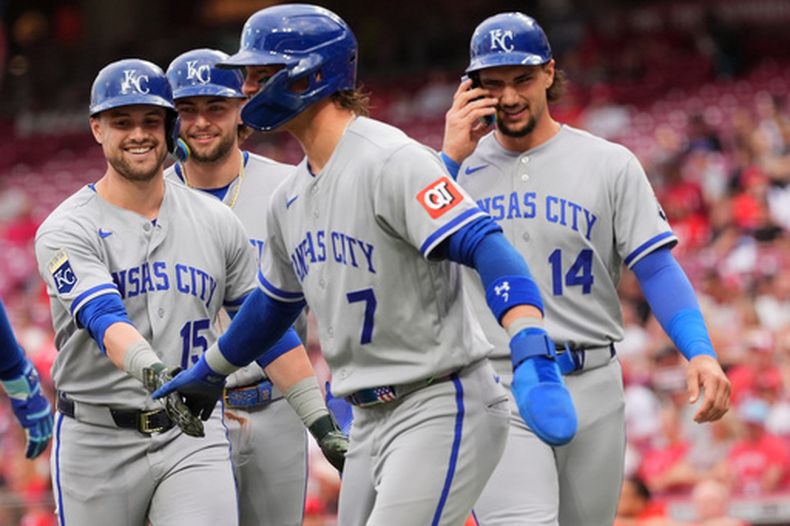Lane Thomas de los Reales de Kansas City felicitado por sus compañeros tras su grand slam en la primera entrada ante los Rojos de Cincinnati el lunes primero de junio del 2026. (AP Foto/Kareem Elgazzar)