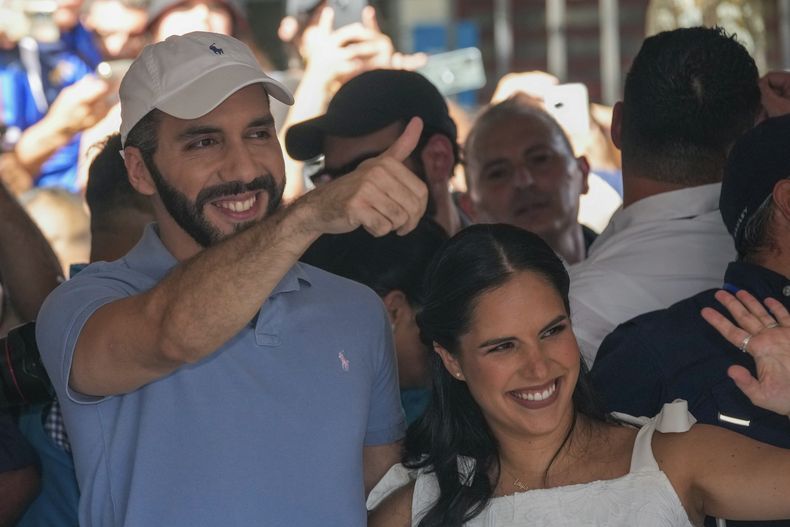 El presidente de El Salvador, Nayib Bukele, que aspira a la reelección, y su esposa Gabriela Rodríguez saludan a sus seguidores después de votar en las elecciones generales, en San Salvador, El Salvador, el domingo 4 de febrero de 2024. (AP Foto/Moisés Castillo)