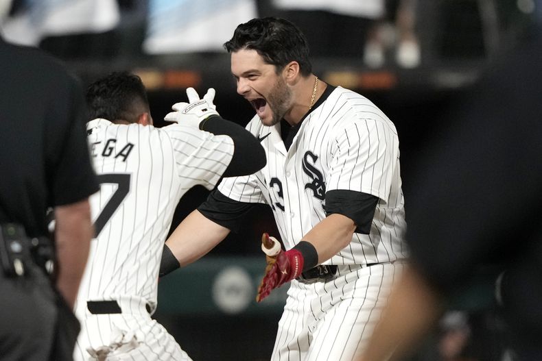 Andrew Benintendi de los Medias Blancas de Chicago celebra tras su jonrón de dos carreras frente al relevista Phil Maton de los Rays de Tampa Bay en la décima entrada del juego del sábado 27 de abril del 2024. (AP Foto/Charles Rex Arbogast)
