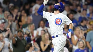 Dansby Swanson, de los Cachorros de Chicago, festeja su jonrón de dos carreras en el juego ante los Rojos de Cincinnati, el martes 1 de agosto de 2023 (AP Foto/Charles Rex Arbogast)