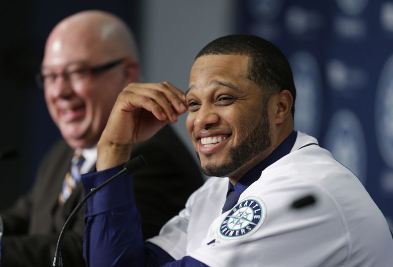 El jugador de los Marineros de Seattle, Robinson Can&oacute;, derecha, sonr&iacute;e al ser presentado por el equipo el jueves, 12 de diciembre de 2013, en Seattle.  (AP Photo/Ted S. Warren)