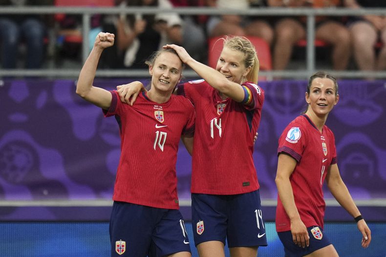 Caroline Graham de Noruega, a la izquierda, celebra con Ada Hegerberg después de anotar el segundo gol de su equipo durante el partido de fútbol de la Eurocopa 2025, grupo A, entre Noruega y Finlandia en el Stade de Tourbillon en Sion, Suiza, el domingo 6 de julio de 2025. (Foto AP/Alessandra Tarantino)
