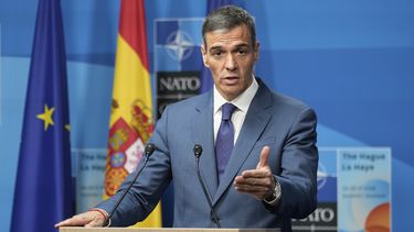 El presidente del gobierno de España, Pedro Sanchez, habla en una conferencia deprensa tras la sesión plenaria en la cumbre de la OTAN en La Haya, Holanda, el miércoles 25 de junio de 2025. (AP Foto/Markus Schreiber)