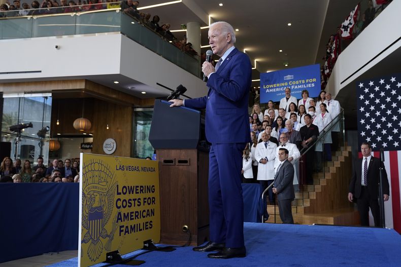 ARCHIVO - El presidente Joe Biden habla sobre los precios de la atención médica y los medicamentos de venta bajo receta en la Universidad de Nevada, Las Vegas, 15 de marzo de 2023. El gobierno anunció el martes 29 de agosto de 2023 los primeros medicamentos de venta bajo receta cuyos precios se negociarán para reducir los costos para los beneficiarios de Medicare. (AP Foto/Evan Vucci)