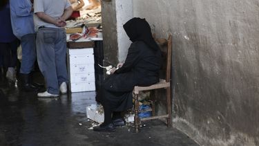 americateve | Una mujer vende ajo en un mercado de pescado en Atenas el 16 de octubre del 2014. Grecia vuelve a estar en el foco de las tribulaciones financieras europeas y la comisi&oacute;n ejecutiva de la Uni&oacute;n Europea prometi&oacute; continuar su apoyo finan