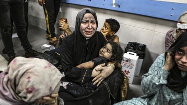 Palestinos heridos por un ataque contra el hospital Al Ahli sentados en el piso del hospital Al Shifa, en Gaza, Franja de Gaza, el martes 17 de octubre de 2023. El Ministerio de Salud palestino controlado por Hamas dijo que un ataque aéreo israelí causó la explosión que mató a cientos en el hospital Al Ahli, pero las fuerzas militares israelíes dijeron que había sido por un cohete malogrado lanzado por otros combatientes palestinos. (AP Foto/Abed Khaled)