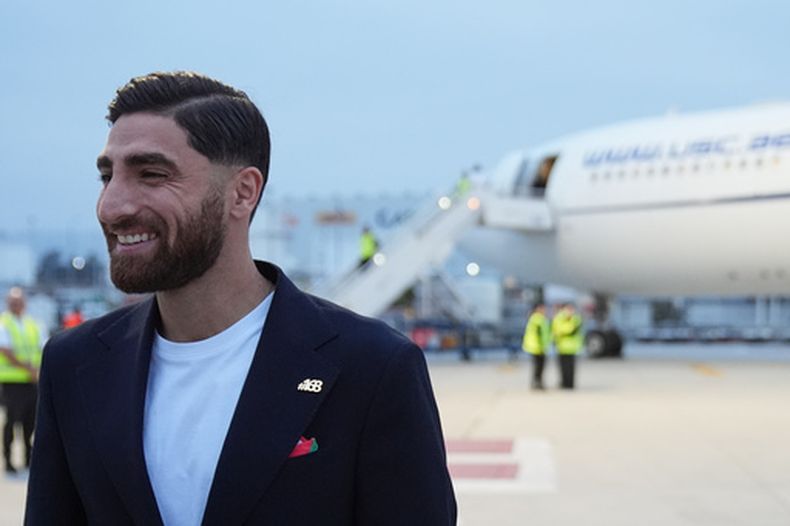 El jugadores iraní Alireza Jahanbakhsh sonríe al arribar para el Mundial, el domingo 7 de junio de 2026, en Tijuana, México. (AP Foto/Gregory Bull)