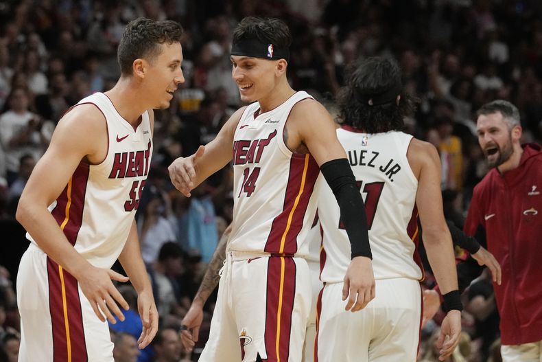 Duncan Robinson y Tyler Herro, del Heat de Miami, festejan durante el partido ante los Pistons de Detroit, el miércoles 25 de octubre de 2023 (AP Foto/Marta Lavandier)