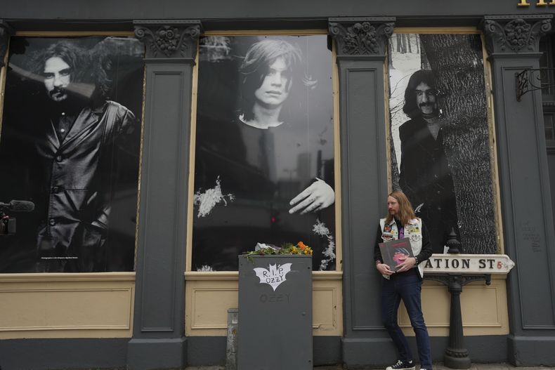 Stephen Veland posa para una fotografía afuera de The Crown Pub para conmemorar la muerte de Ozzy Osbourne, en Birmingham, el miércoles 23 de julio de 2025. (Foto AP/Kin Cheung)