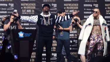 la insolita preparacion de mayweather para su pelea con mcgregor: fiestas en su club de strippers durante una semana