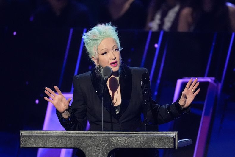Cyndi Lauper habla durante la ceremonia de incorporación al Salón de la Fama del Rock and Roll de 2025 el sábado 8 de noviembre de 2025 en L.A. Live en Los Ángeles. (Foto AP/Chris Pizzello)
