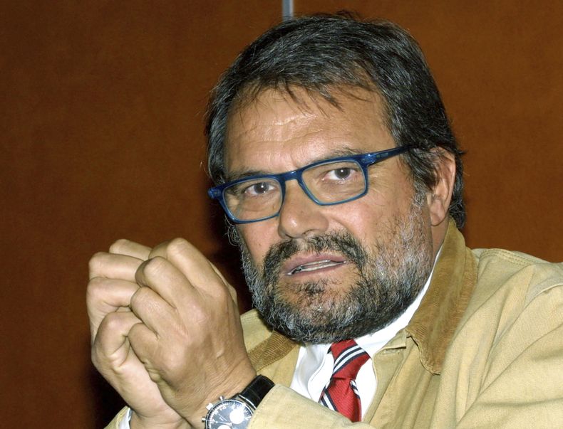 ARCHIVO - El fotógrafo italiano Oliviero Toscani asiste a una conferencia de prensa sobre publicidad del tabaco en Ginebra, Suiza, el jueves 21 de marzo de 2002. (Foto AP/ Donald Stampfli, archivo)