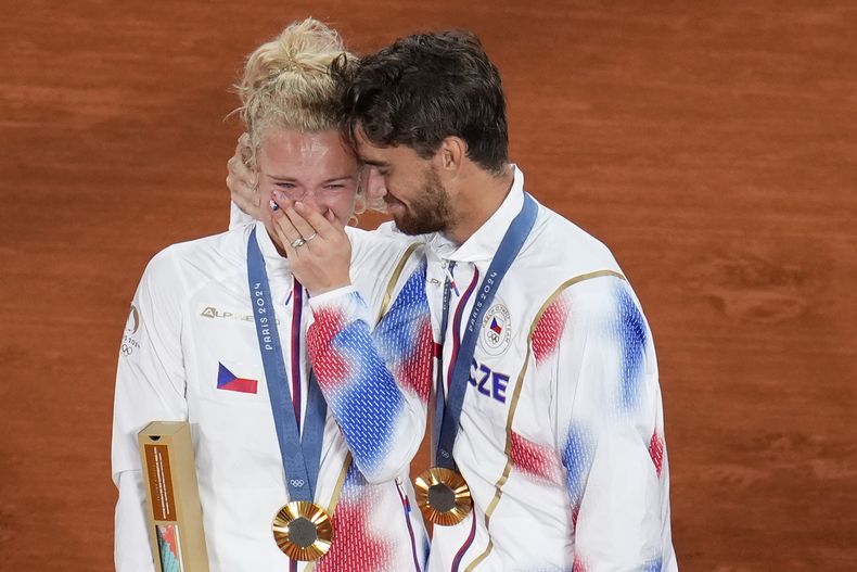 Los checos Katerina Siniakova y Tomas Machak festejan luego de conseguir el oro en los dobles mixtos del tenis de los Juegos Olímpicos, el viernes 2 de agosto de 2024 en París (AP Foto/Manu Fernández)