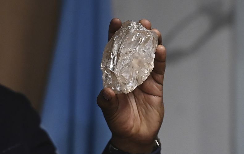 Una persona sostiene un diamante de 2.492 quilates que fue encontrado en el país y está en exhibición, el jueves 22 de agosto de 2024, en Gaborone, Botsuana. (AP Foto)