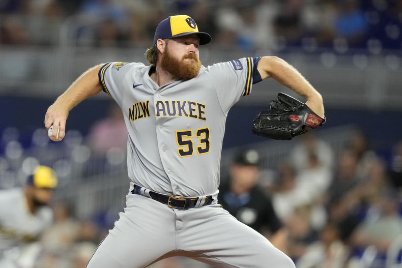ARCHIVO - El lanzador abridor de los Cerveceros de Milwaukee Brandon Woodruff lanza durante la primera entrada del juego de béisbol en contra de los Marlins de Miami, el sábado 23 de septiembre de 2023, en Miami. Woodruff dijo que no lanzará en la temporada 2024 mientras se recupera de una cirugía en su hombro de lanzar. (AP Foto/Lynne Sladky, Archivo)