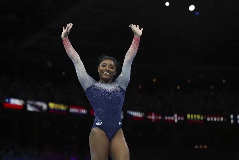 La estadounidense Simone Biles celebra tras ganar la medalla de oro con su equipo nacional en el Mundial de gimnasia artística, el miércoles 4 de octubre, en Amberes. (AP Foto/Geert vanden Wijngaert)