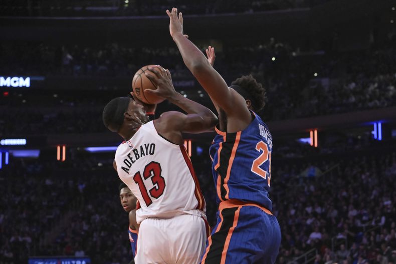 Bam Adebayo, del Heat de Miami, busca disparar frente a Mitchell Robinson, de los Knicks de Nueva York, en el partido del viernes 24 de noviembre de 2023 (AP Foto/John Jones)