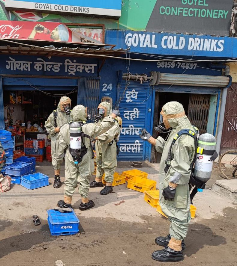 Personal de la Fuerza Nacional india de Respuesta a Desastres evacua a gente tras una fuga de gas en Giaspura, Ludhiana, en el estado de Punjab, India, el domingo 30 de abril de 2023. (Fuerza Nacional de Respuestas a Desastres via AP)