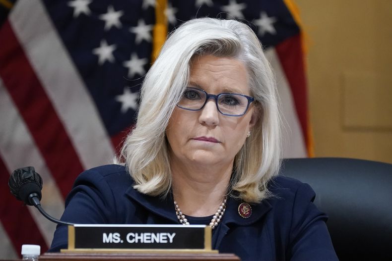 La legisladora republicana, Liz Cheney, escucha una sesión del comité que investiga el asalto al Capitolio del 6 de enero de 2021, en el Congreso, en Washington, el 28 de junio de 2022. (AP Foto/J. Scott Applewhite, Archivo)