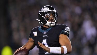 Hurts e Eagles adelantan a Packers 40-33; Rodgers se lesiona