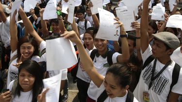 americateve | Estudiantes de la Universidad Polit&eacute;cnica de Filipinas muestran en lo alto sus formas en las que han manifestado su disposici&oacute;n a donar &oacute;rganos en Manila, el viernes 28 de febrero de 2014. Se recaudaron 3.548 compromisos de donaci&oac