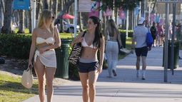 Transeúntes caminan por la avenida Ocean Drive, el martes 27 de febrero de 2024, en Miami Beach. (AP Foto/Marta Lavandier)