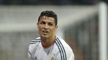 americateve | El jugador de Real Madrid, Cristiano Ronaldo, gesticula en un partido contra Valencia el domingo, 4 de mayo de 2014, en Madrid. Cristiano sali&oacute; lesionado de un partido contra Valladolid el mi&eacute;rcoles 7 de mayo. (AP Photo/Daniel Ochoa de Olza)