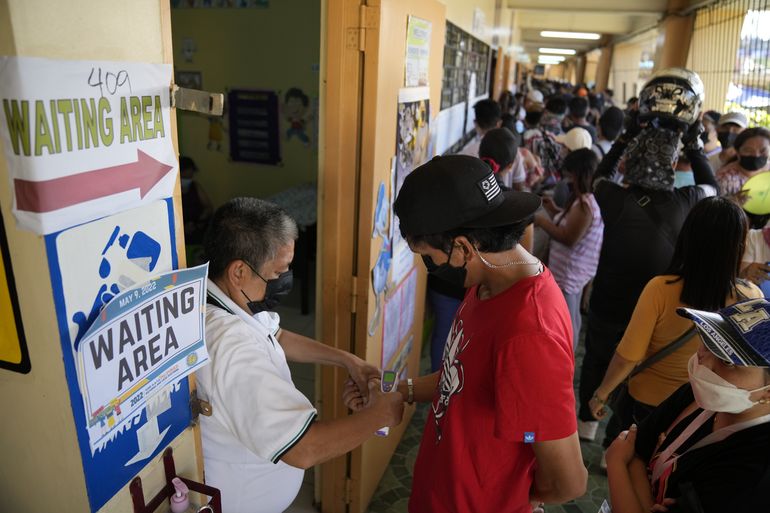 Filipinas acude a votar en un momento delicado