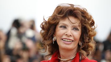 ARCHIVO - La actriz italiana Sophia Loren sonríe durante una sesión fotográfica para Human Voice en el 67º festival internacional de cine, Cannes, sur de Francia, el 21 de mayo de 2014. Loren se recupera tras una exitosa cirugía por una fractura de pierna que sufrió después de caer en su casa de Suiza, dijo un agente de la actriz italiana de 89 años el lunes 25 de septiembre de 2023. (Foto AP/Alastair Grant, archivo)