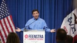 El gobernador de Florida, Ron DeSantis, habla durante un evento de recaudación de fondos en Sioux Center, Iowa, el sábado 13 de mayo de 2023. (AP Foto/Charlie Neibergall)
