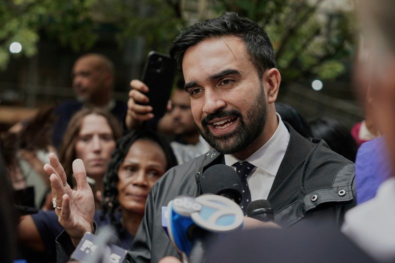 ARCHIVO - El candidato a la alcaldía de Nueva York, Zohran Mamdani, habla en un mitin con trabajadores del Consejo de Gremios de Hoteles y Juegos de Azar, en Nueva York, el 20 de agosto de 2025. (Foto AP/Richard Drew, archivo)