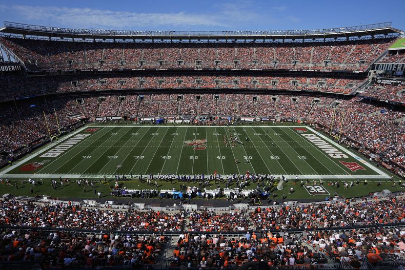 ARCHIVO - Estadio de los Browns de Cleveland durante un partido ante los Baltimore Ravens, el domingo 1 de octubre de 2023, en Cleveland. (AP Foto/Sue Ogrocki, Archivo)