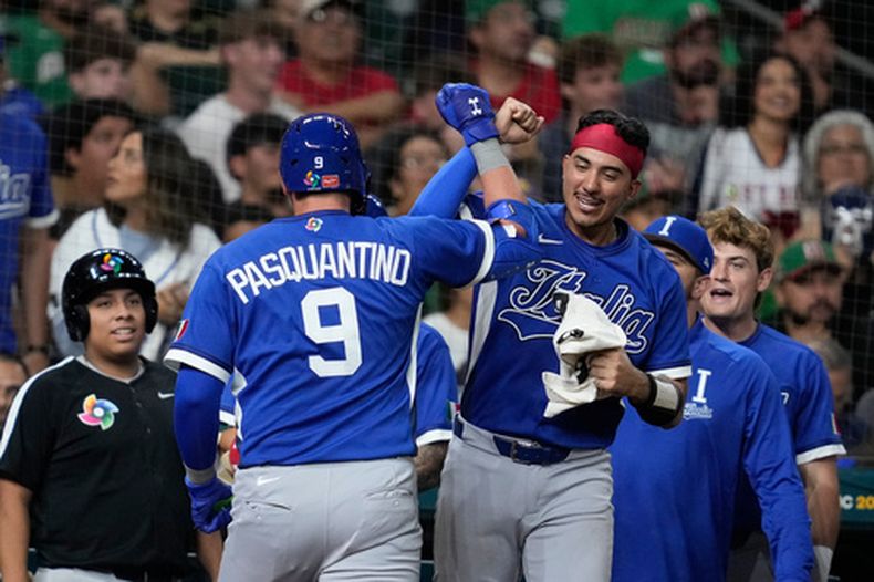 Vinnie Pasquantino (9), primera base de Italia, celebra con el receptor J.J. DOrazio después de batear un jonrón contra México en la sexta entrada del juego de béisbol del Clásico Mundial, el miércoles 11 de marzo de 2026, en Houston. (AP Foto/Ashley Landis)