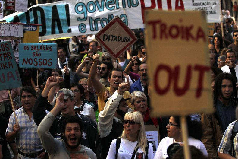 Un grupo de personas marcha el s&aacute;bado 26 de octubre de 2013 hacia el parlamento portugu&eacute;s durante una manifestaci&oacute;n contra las medidas de austeridad implementadas por el gobierno en relaci&oacute;n con un rescate financiero internacio