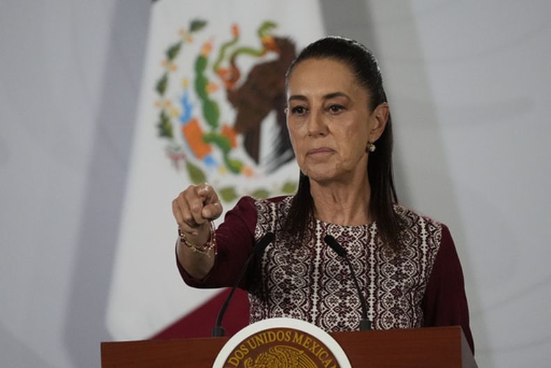 La presidenta mexicana Claudia Sheinbaum ofrece su conferencia de prensa matutina en el Palacio Nacional de la Ciudad de México, el lunes 22 de junio de 2026. (AP Foto/Marco Ugarte)