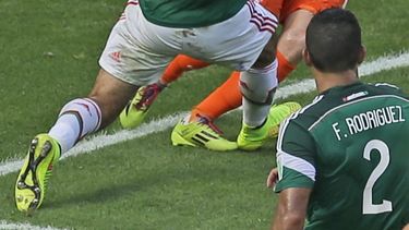 americateve | La foto del domingo 29 de junio de 2014 muestra la jugada en que se marc&oacute; un penal del mexicano Rafael M&aacute;rquez sobre el holand&eacute;s Arjen Robben, en un partido de octavos de final de la Copa del Mundo en Fortaleza, Brasil (AP Foto/Themba