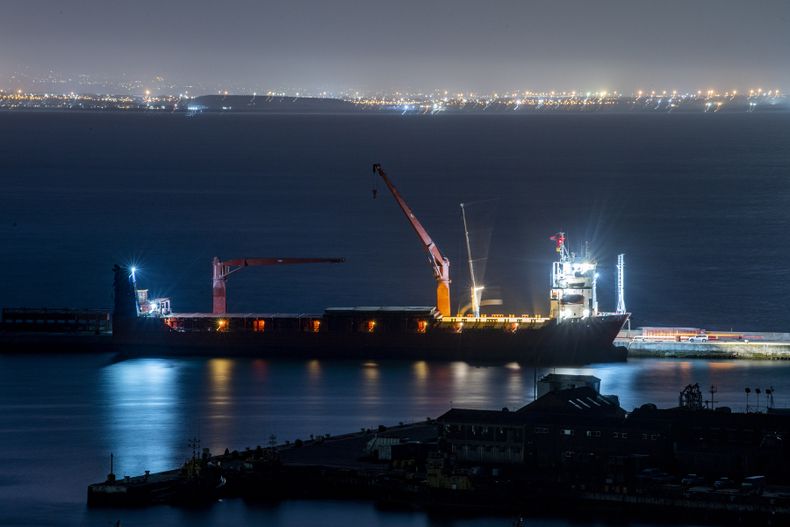 El barco ruso Lady R se encuentra en la base naval de Simons Town cerca de Ciudad del Cabo, Sudáfrica, el jueves 8 de diciembre de 2022. (AP Foto)