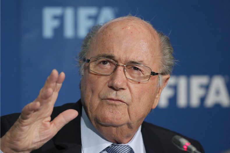 El presidente de la FIFA, Joseph Blatter, habla en una rueda de prensa el viernes, 19 de diciembre de 2014, en Marrakech, Marruecos. (AP Photo/Christophe Ena)