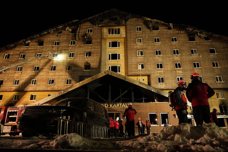 ARCHIVO - Bomberos y equipos de emergencia trabajan tras un incendio que se desató en un hotel de la estación de esquí de Kartalkaya, ubicada en la provincia de Bolu, al noroeste de Turquía, el 21 de enero de 2025. (Foto AP/Francisco Seco, archivo)